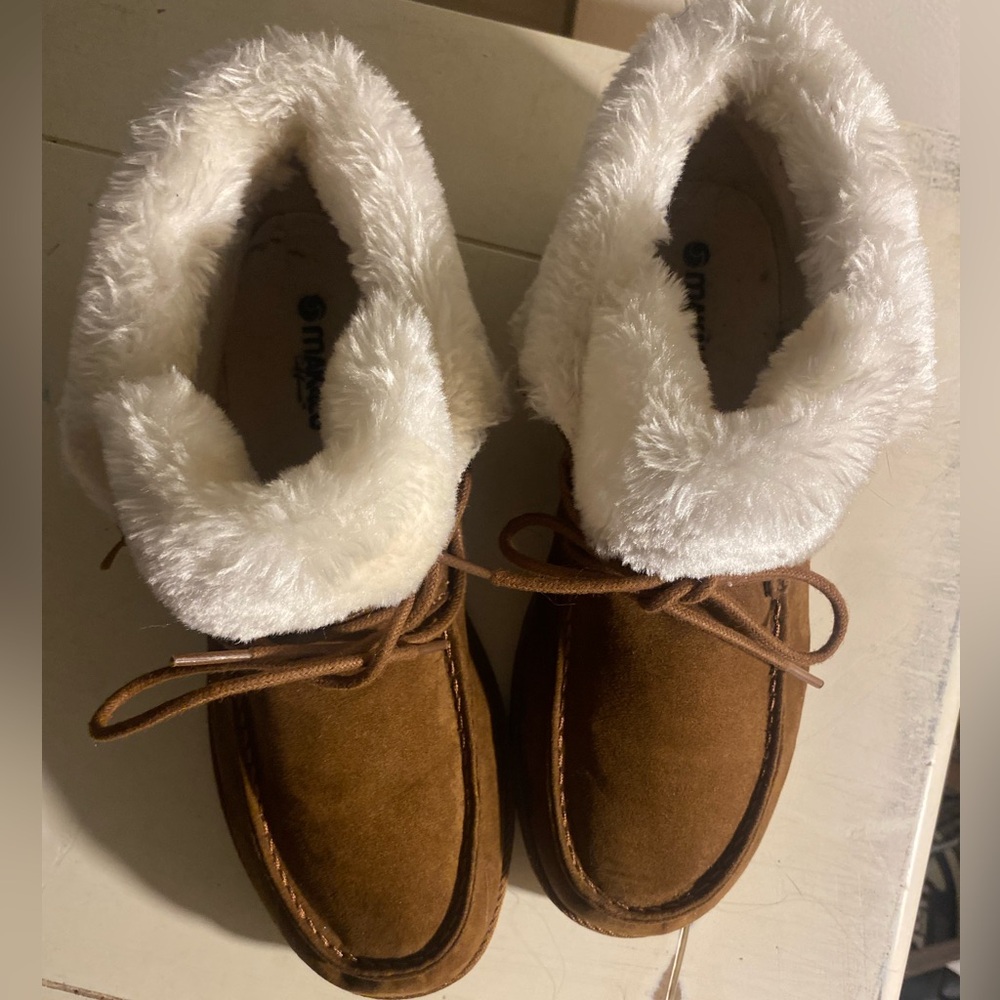 9.5 Makalu brown suede and white fur ankle boots